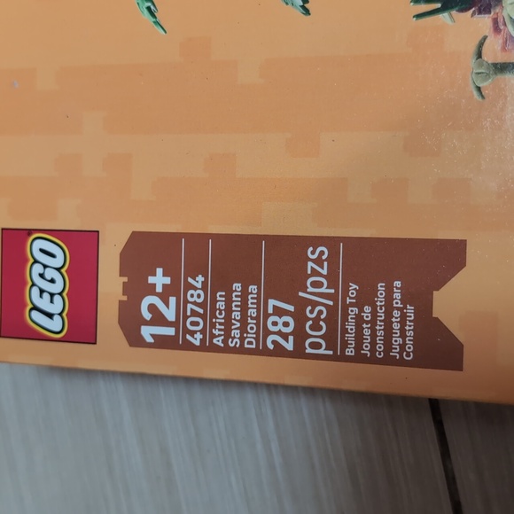 LEGO Savanna Adventure Set with Green and Orange - Picture 2 of 2